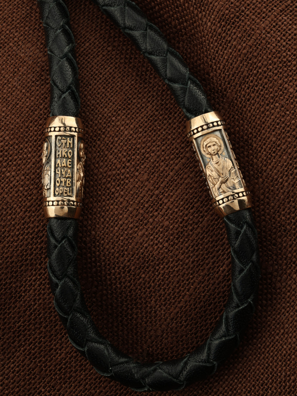 Шнурок кожаный из золота c кожаным шнурком и ониксом