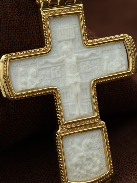 Крест из лимонного золота c бивнем мамонта