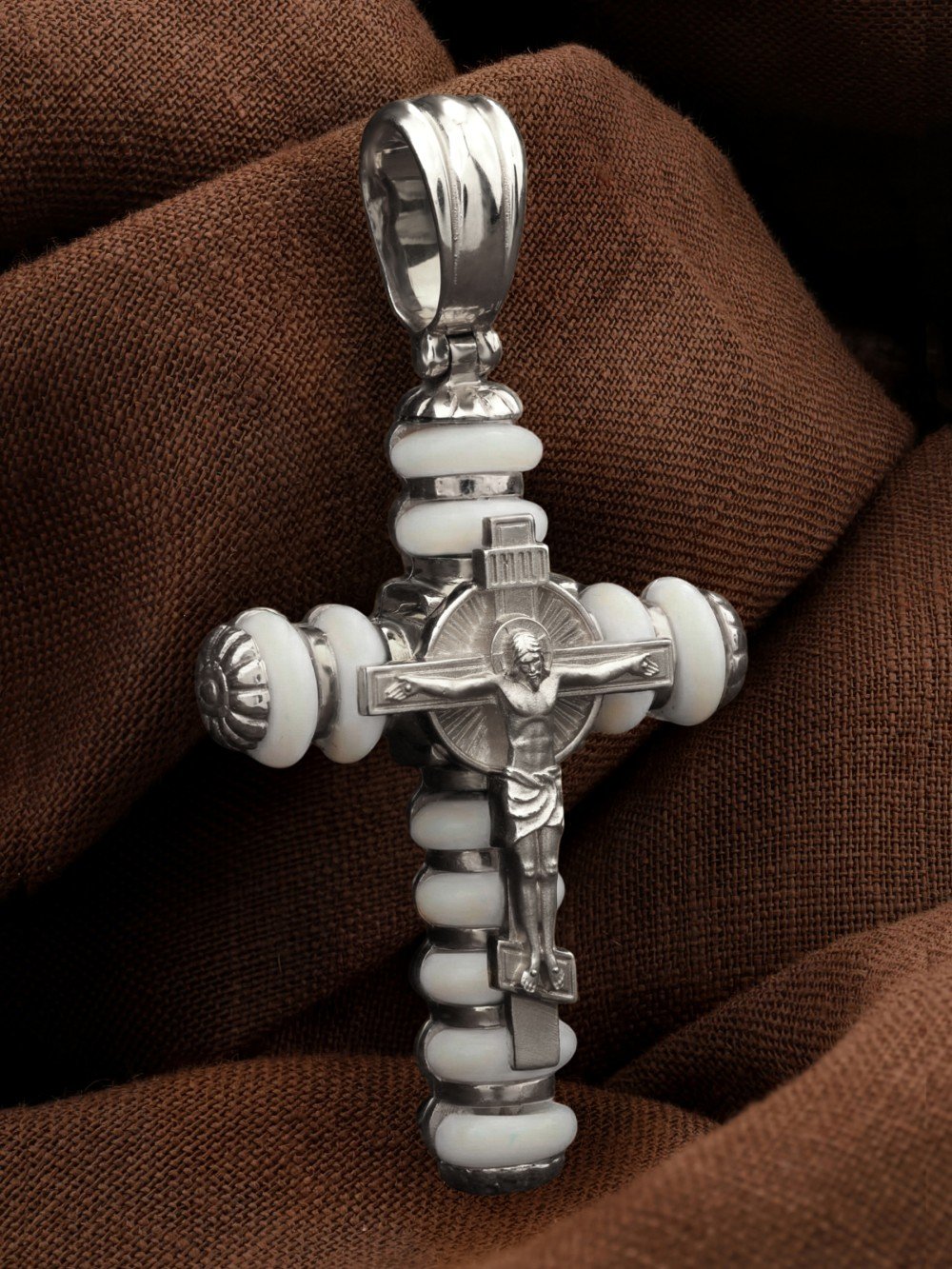 Крест из белого золота c кахолонгом