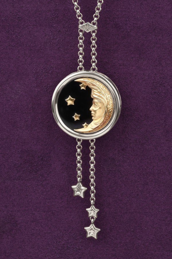 Колье из белого золота c ониксом и перламутром