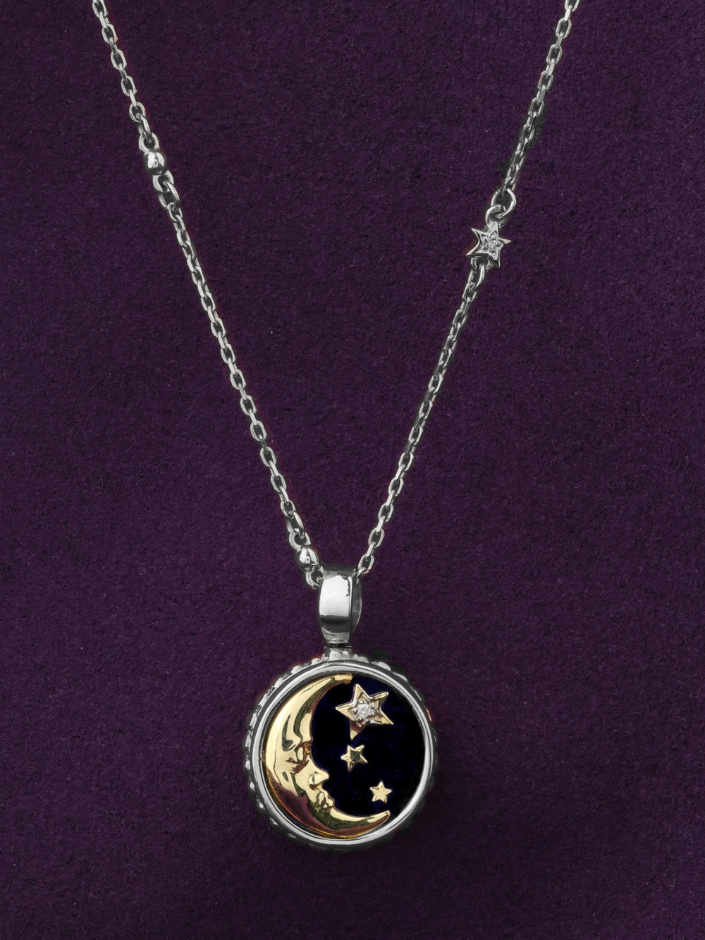 Колье из белого золота c бриллиантами, ониксом и перламутром