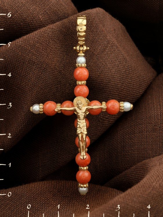 Крест из лимонного золота c жемчугом и кораллом