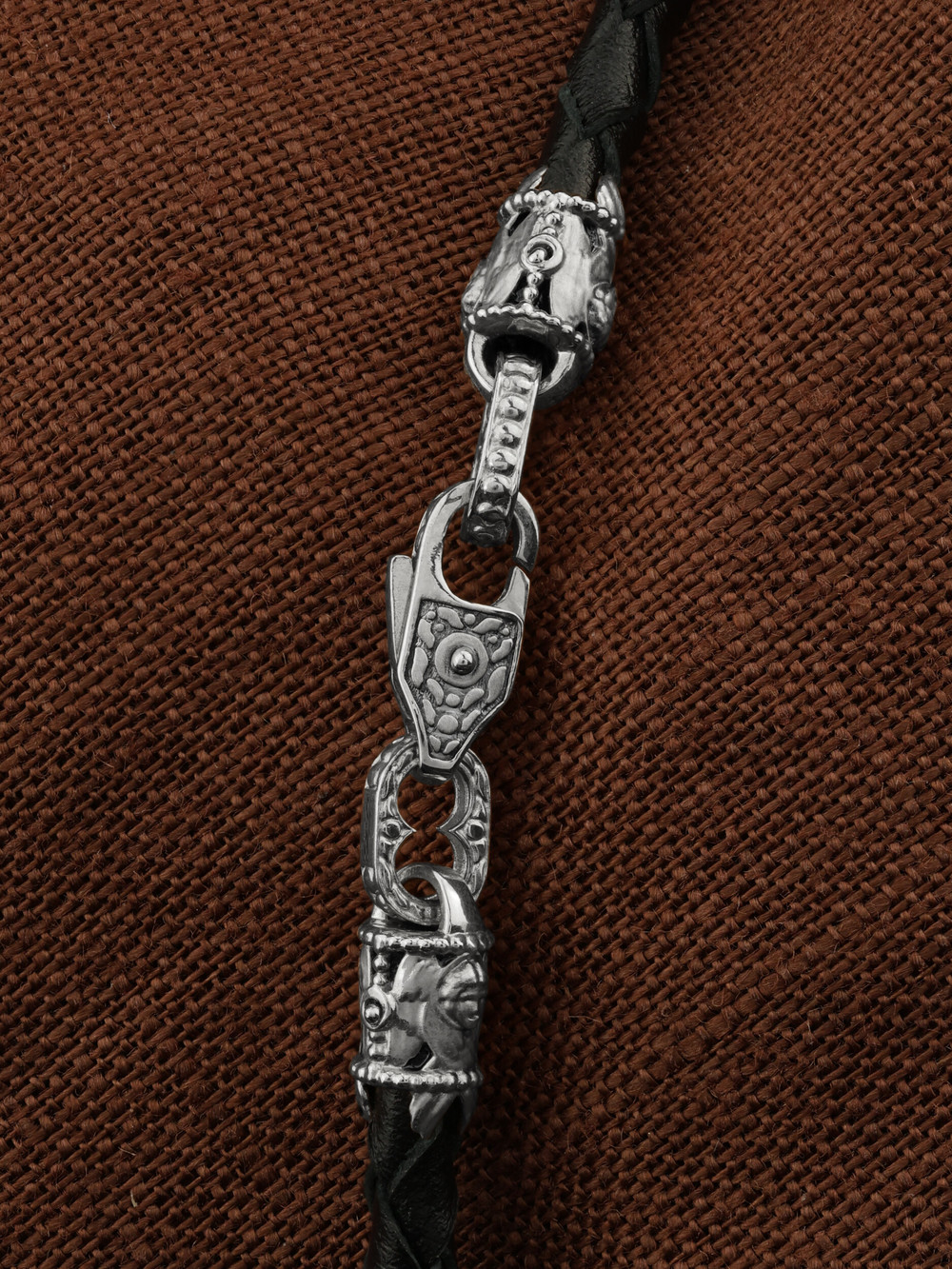 Шнурок кожаный из белого золота c кожаным шнурком