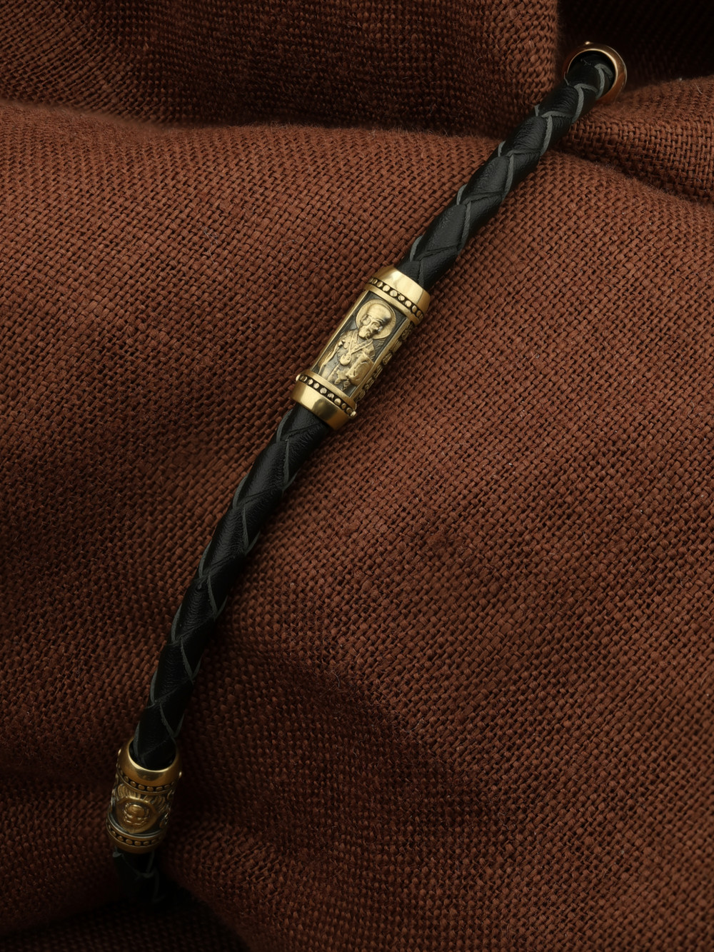 Браслет из лимонного золота c кожаным шнурком