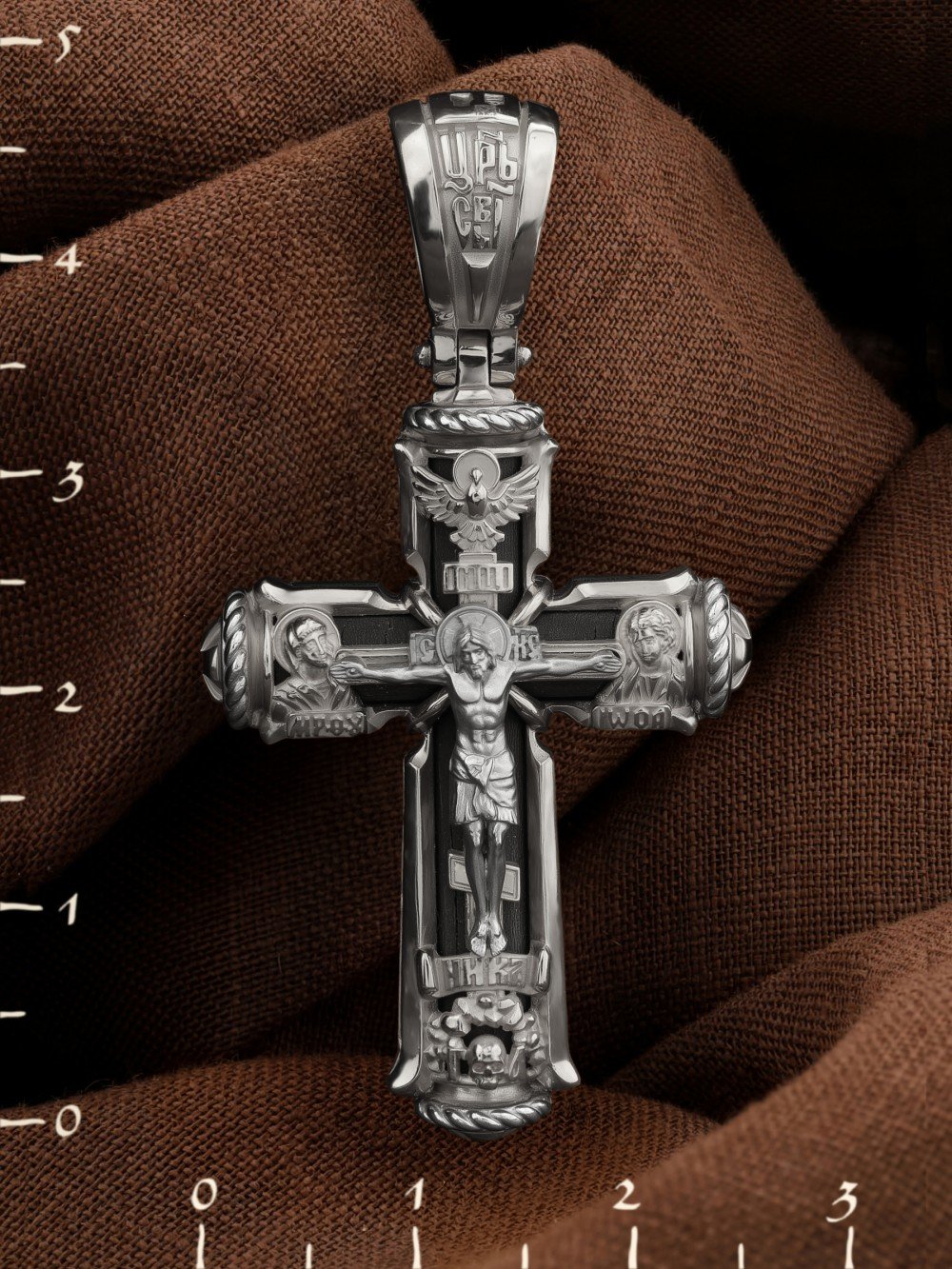 Крест из белого золота c эбеновым деревом