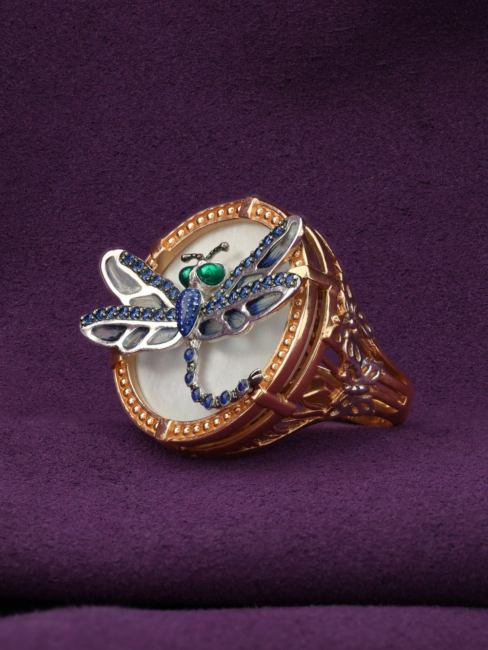 Кольцо из золота c сапфиром, эмалью и перламутром