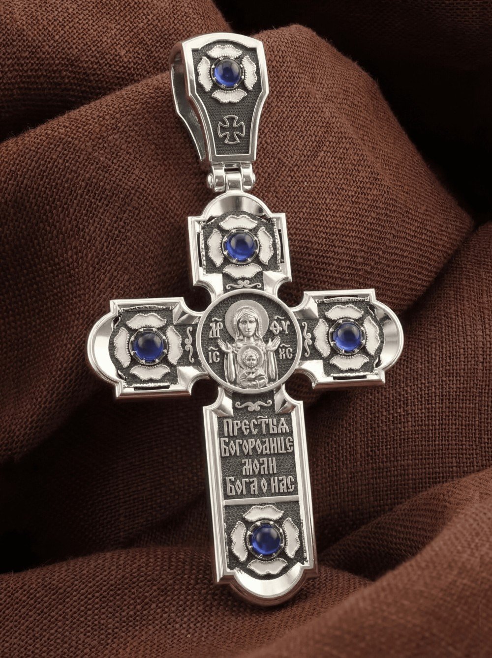 Крест из белого золота c эмаль и сапфиром