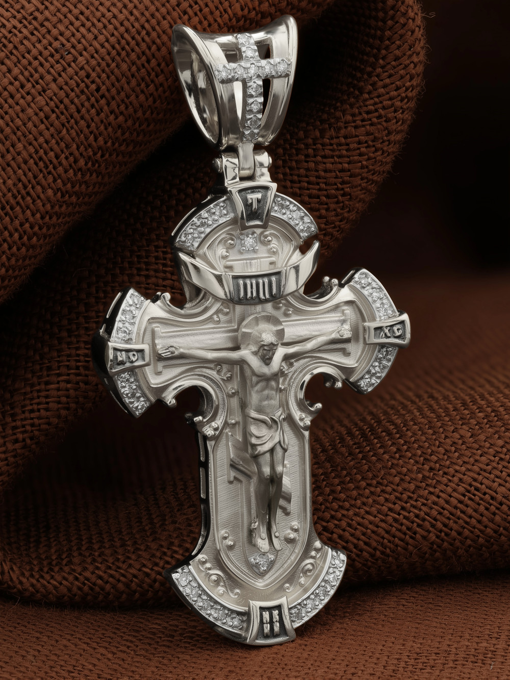 Крест из белого золота c бриллиантами