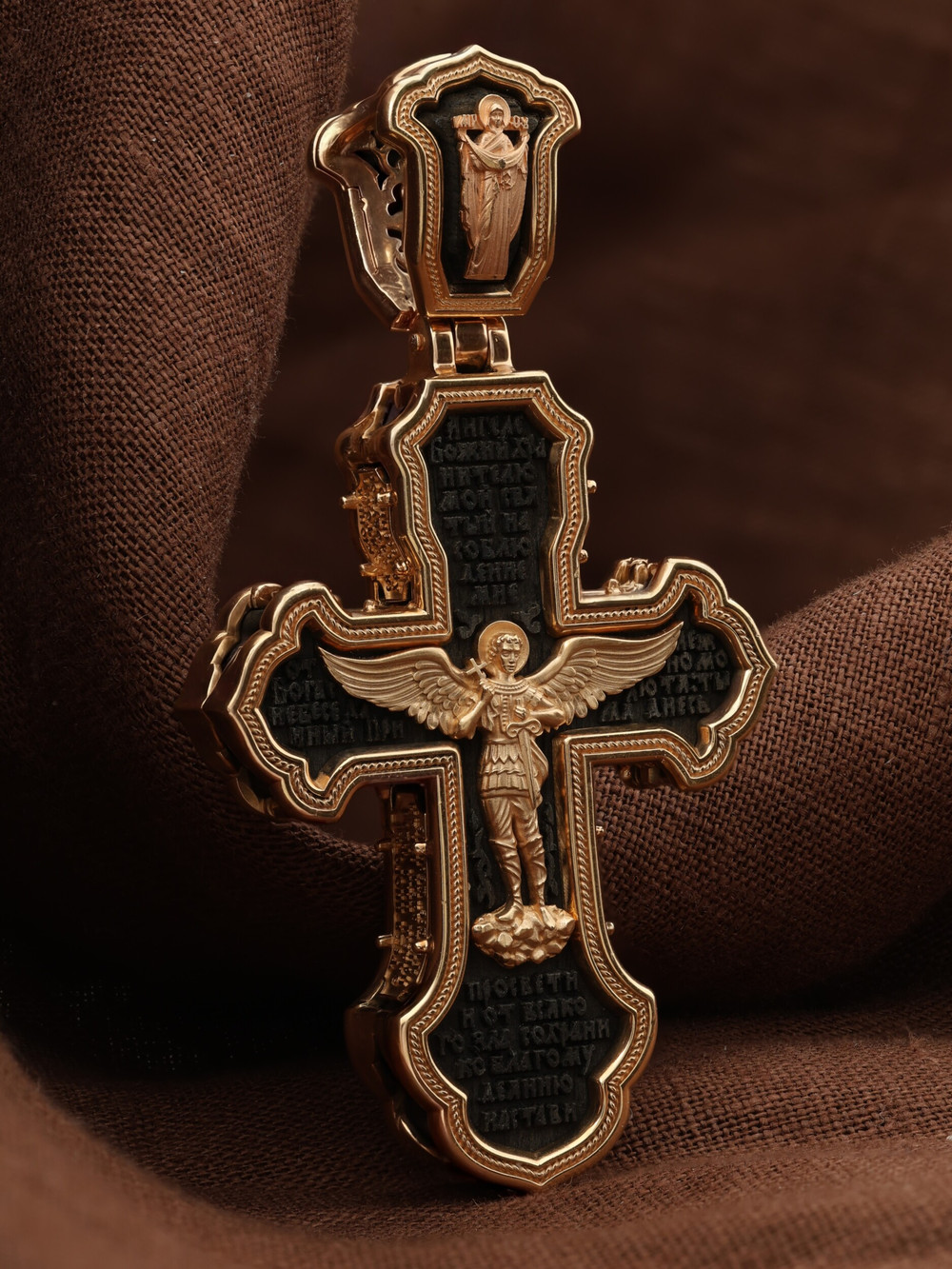 Крест из золота c эбеновым деревом