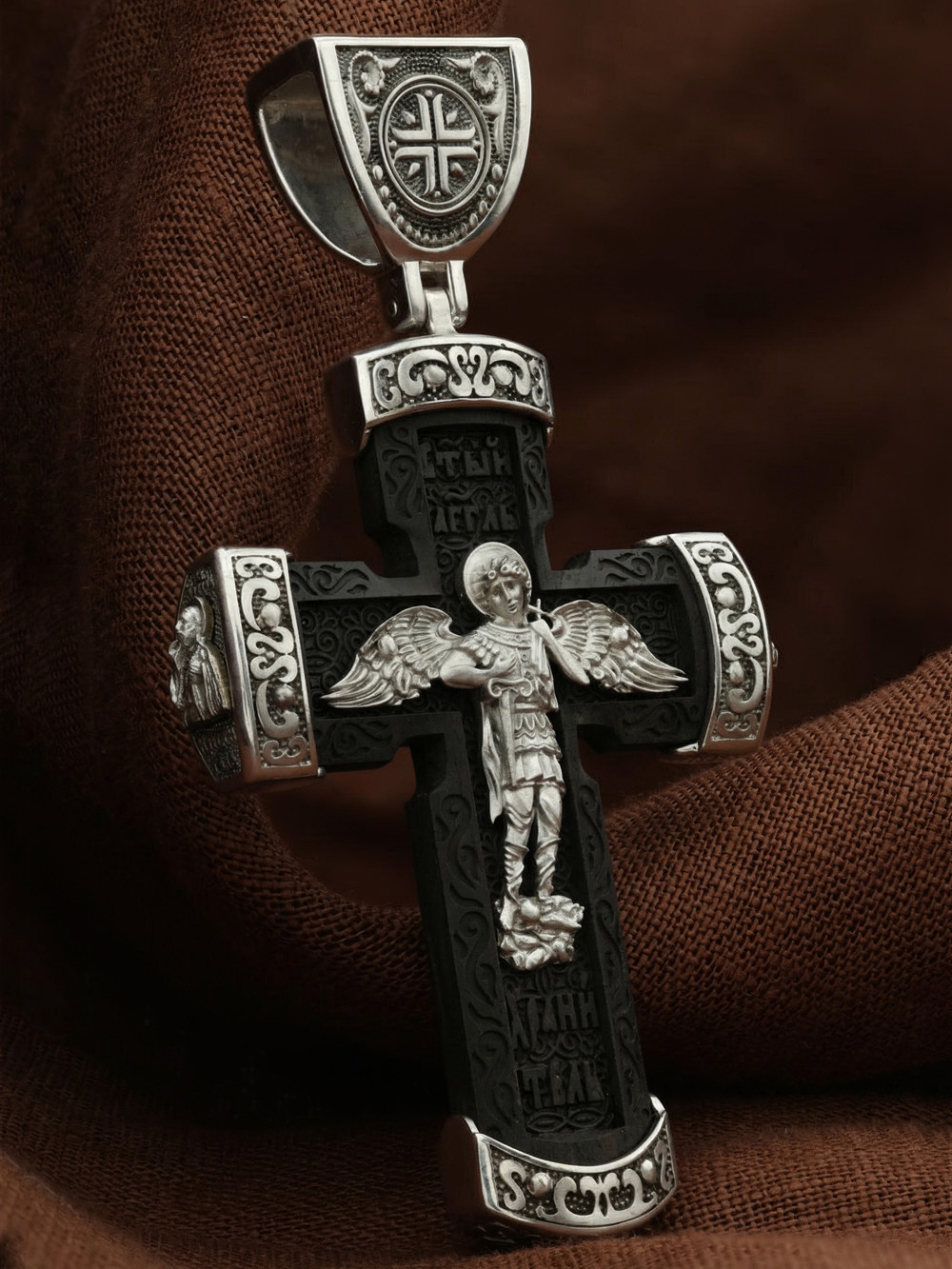 Крест из белого золота c эбеновым деревом