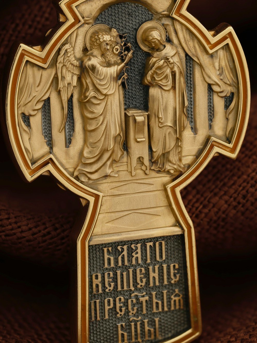 Крест из лимонного золота