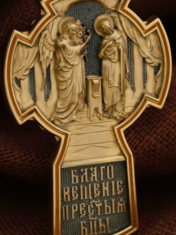 Крест из лимонного золота