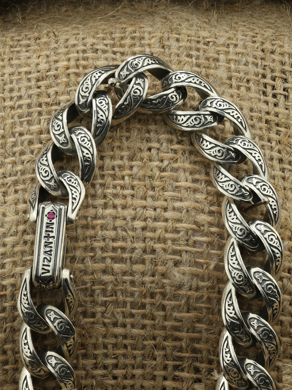 Браслет из серебра c рубином