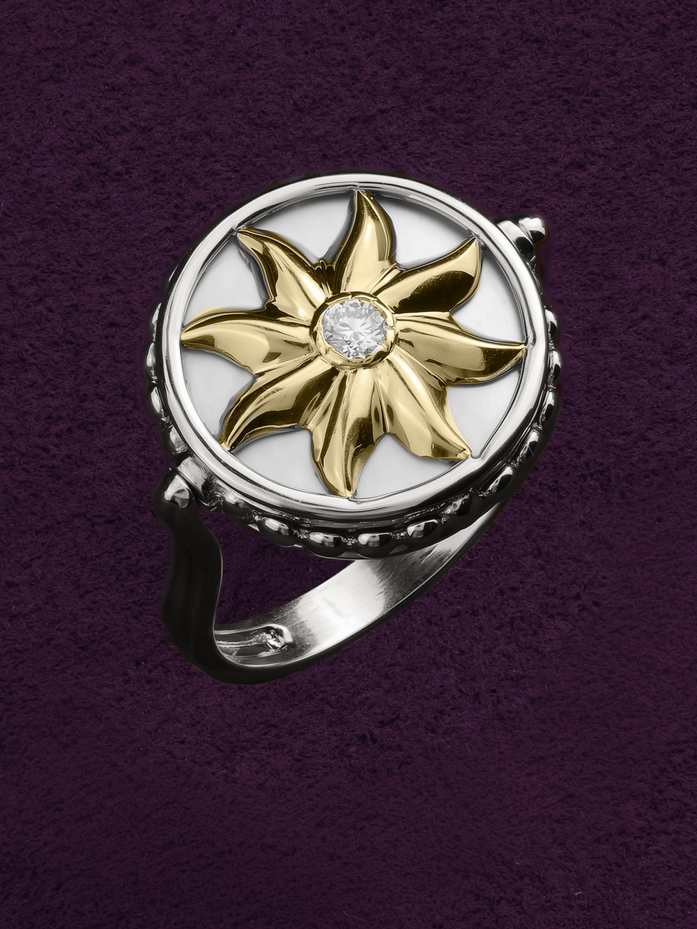 Кольцо из белого золота c бриллиантами, ониксом и перламутром