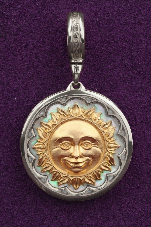 Подвеска из белого золота c перламутром