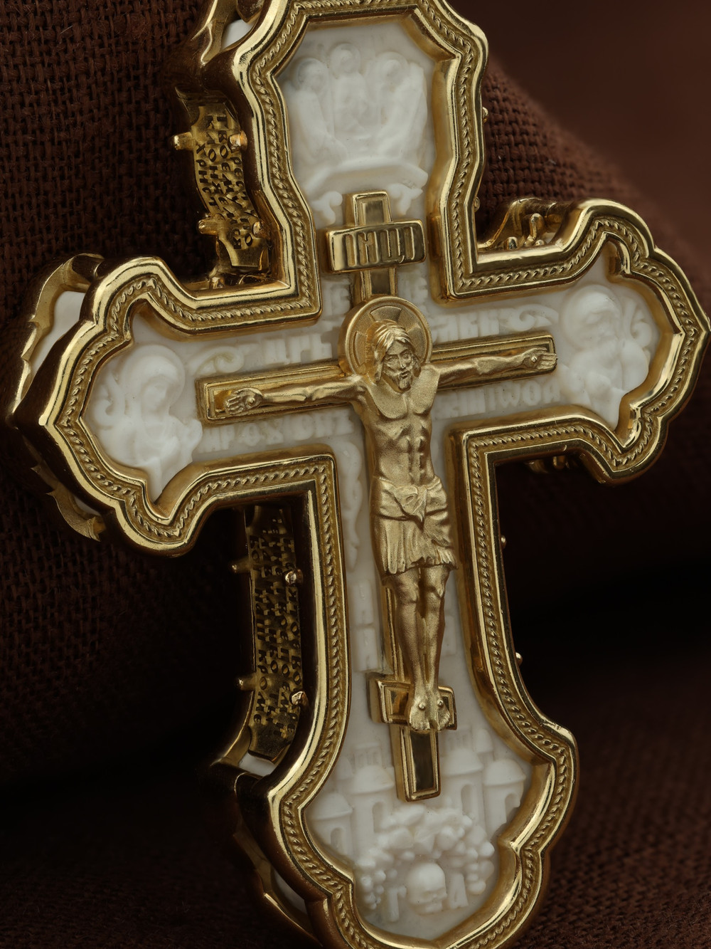 Крест из лимонного золота c бивнем мамонта