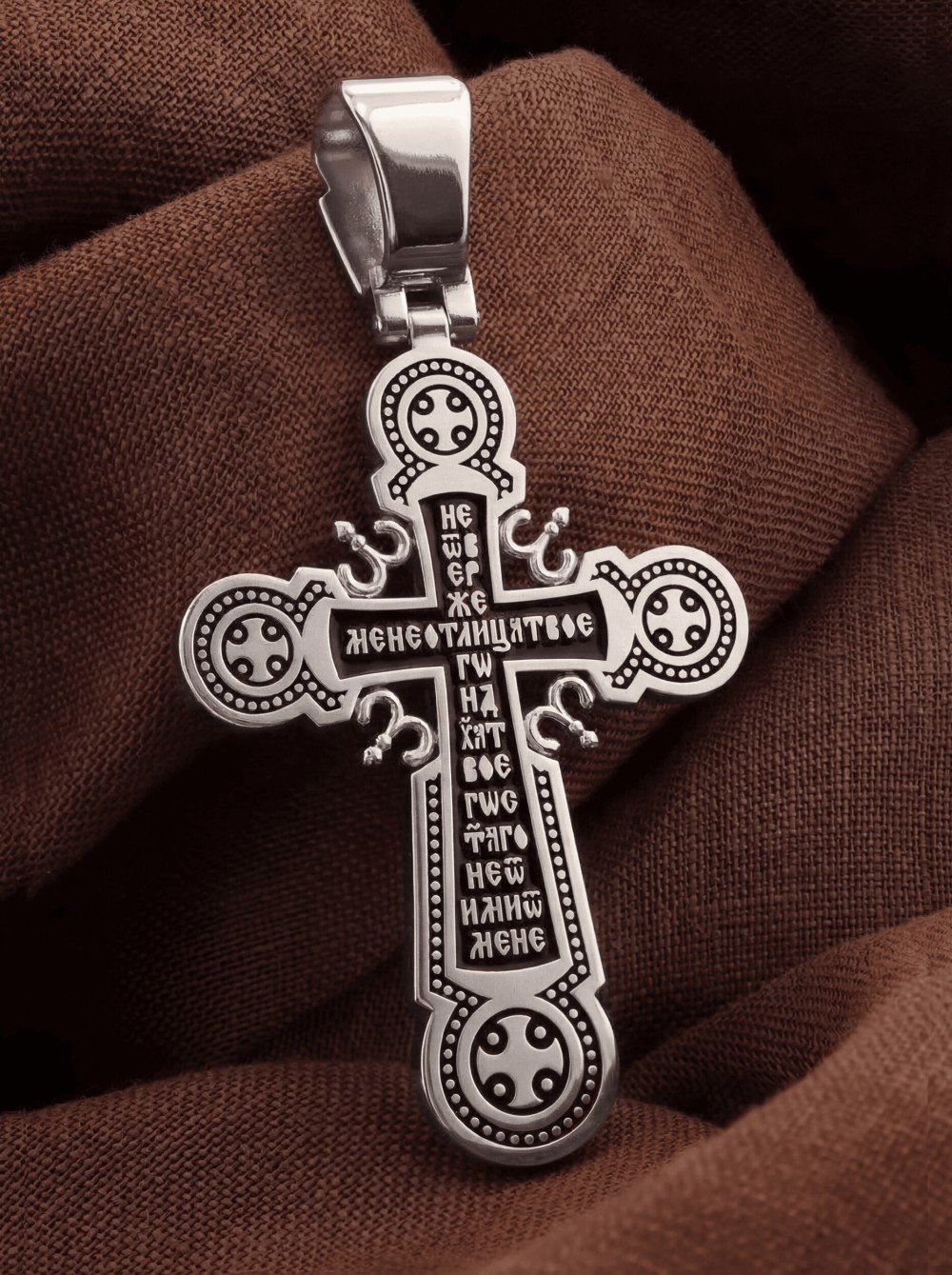 Крест из белого золота c эмаль