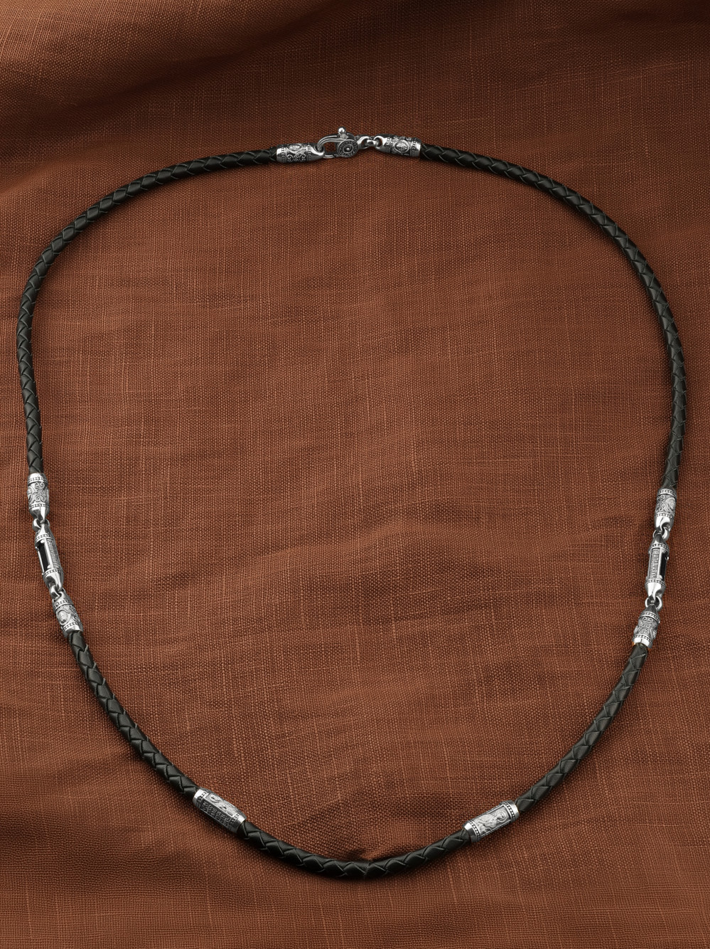 Шнурок кожаный из белого золота c кожаным шнурком и ониксом