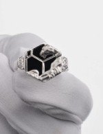 Кольцо из белого золота 585 пробы c бриллиантами и ониксом