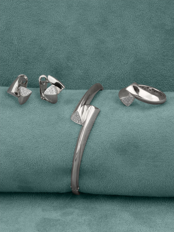 Серьги из белого золота c бриллиантами