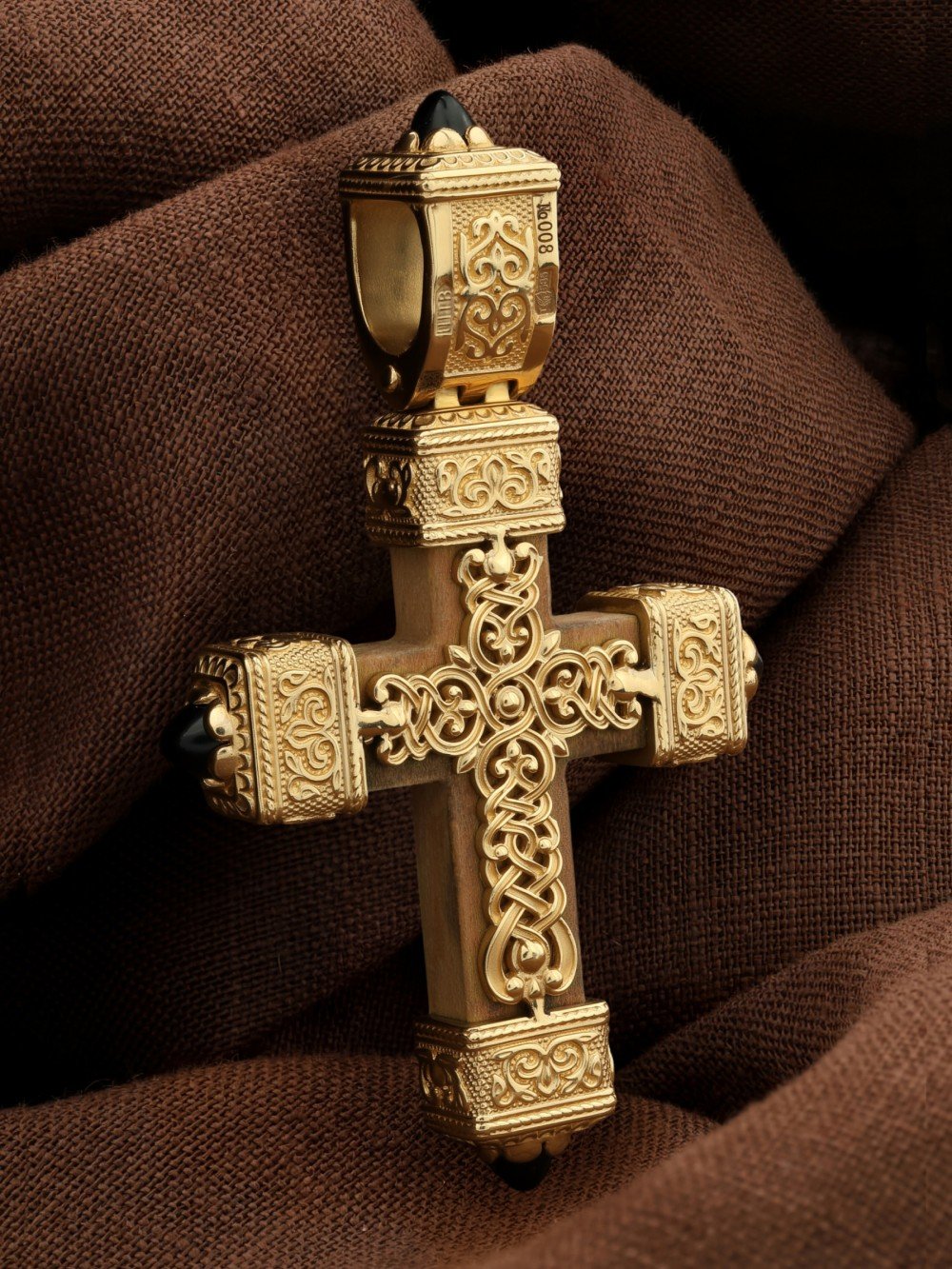 Крест из лимонного золота c эмаль , ониксом и деревом груши