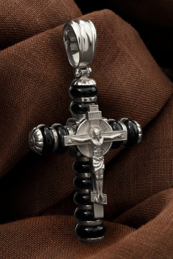 Крест из белого золота c ониксом