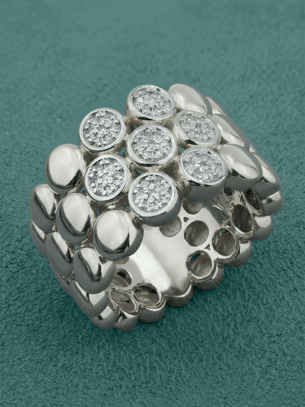 Кольцо из белого золота c бриллиантами и рубином