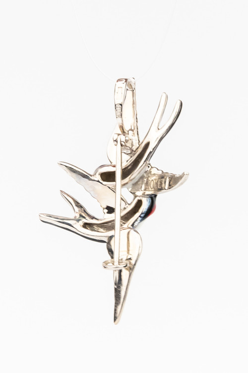 Брошь из белого золота c эмаль