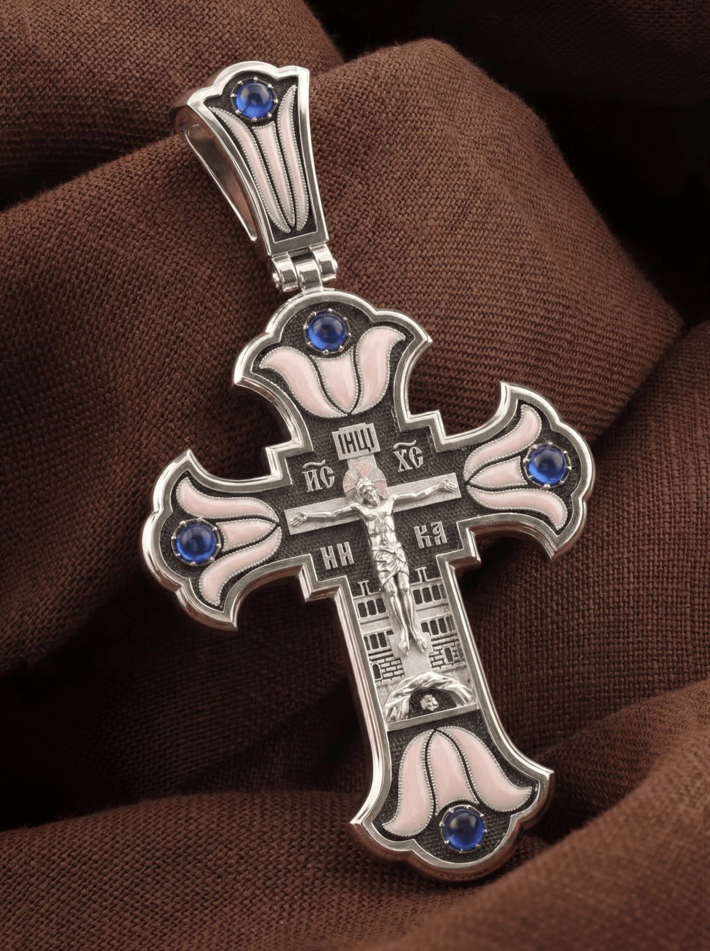 Крест из белого золота c эмаль и сапфиром