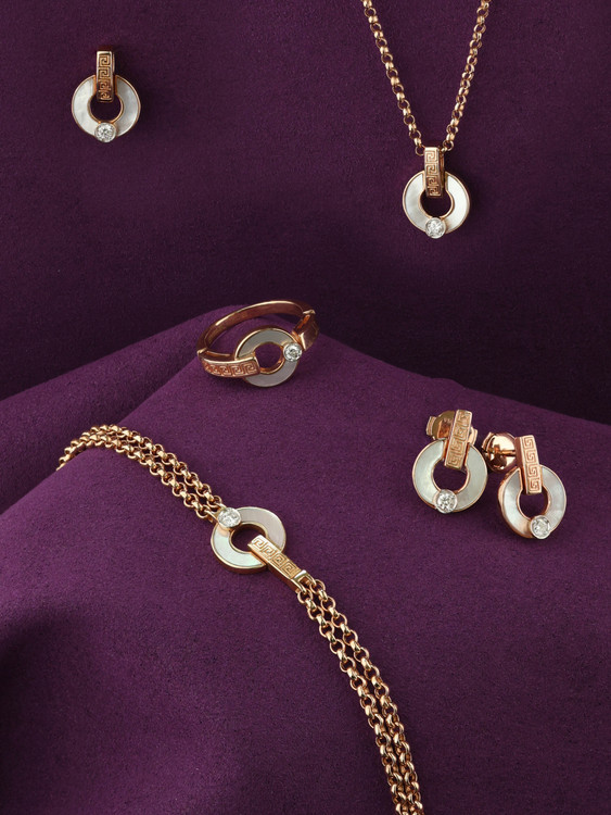 Кольцо из золота c бриллиантами и перламутром