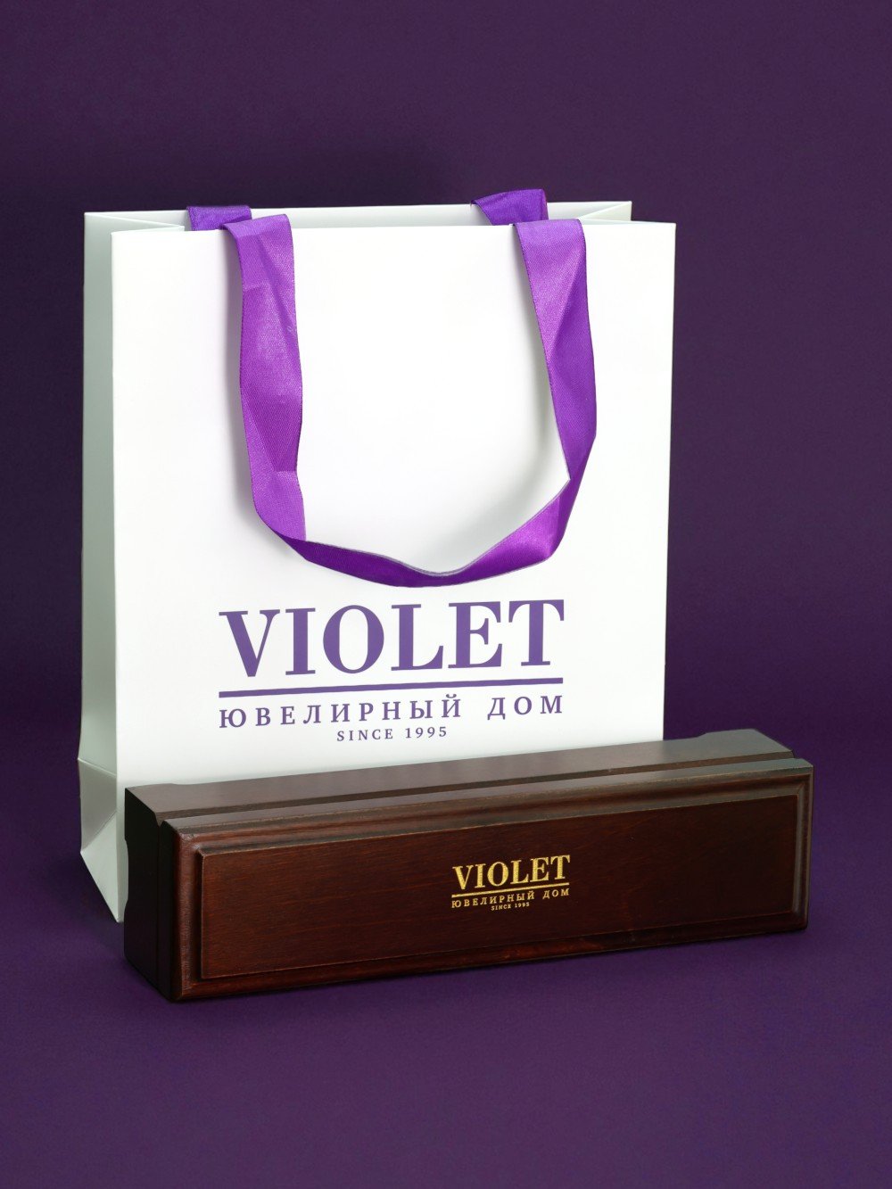 Браслет из белого золота c эмаль , бриллиантами, кожаным шнурком и ониксом