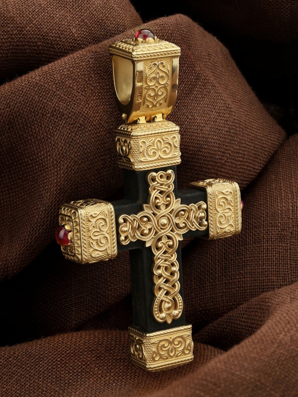 Крест из лимонного золота c эмаль , рубином и эбеновым деревом