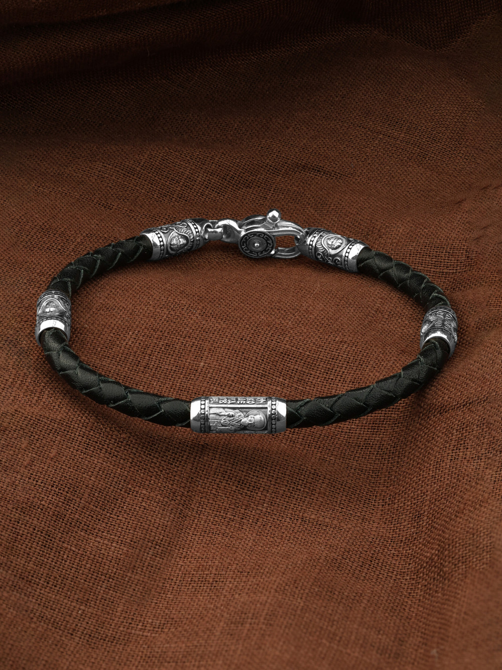 Браслет из белого золота c кожаным шнурком