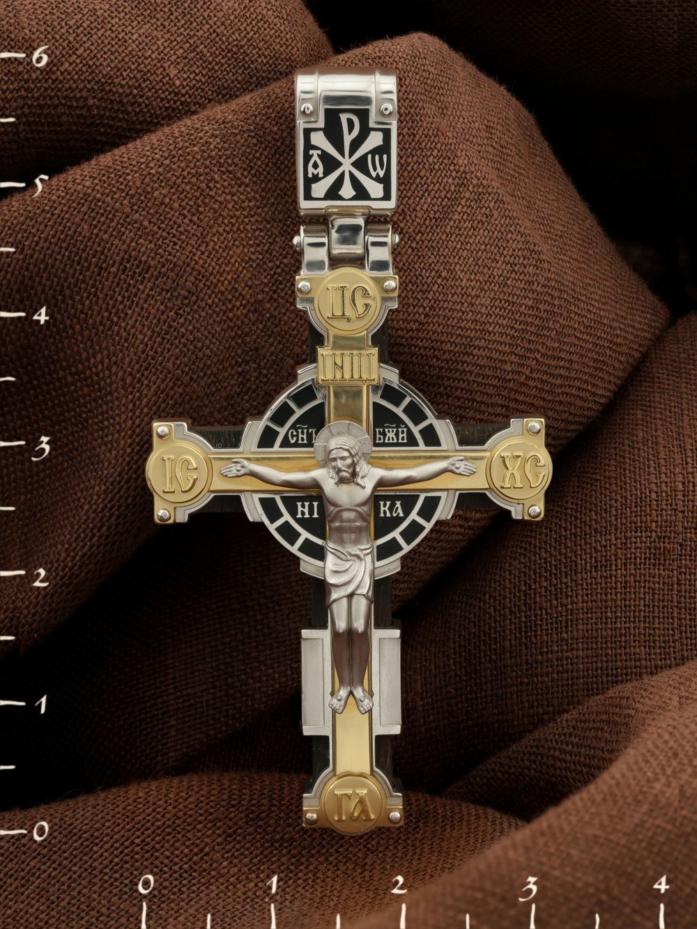 Крест из белого золота c эмаль и эбеновым деревом