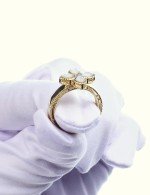 Кольцо из лимонного золота 585 пробы c бриллиантами и перламутром