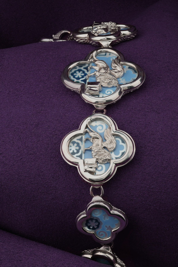 Браслет из белого золота c эмаль , жемчугом и перламутром