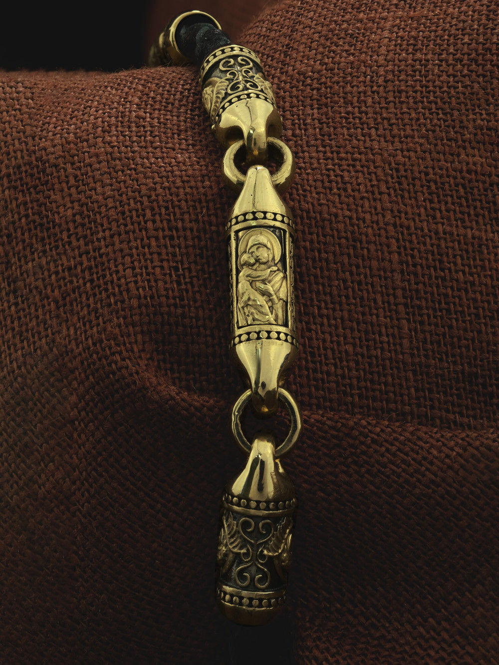 Браслет из лимонного золота c кожаным шнурком