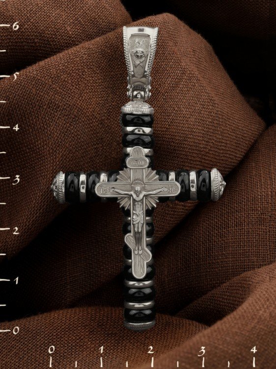 Крест из белого золота c ониксом