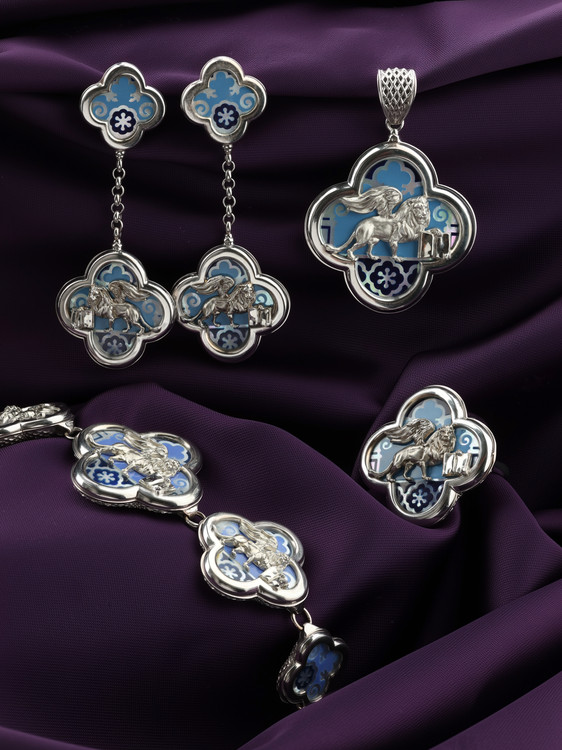 Браслет из белого золота c эмаль , жемчугом и перламутром