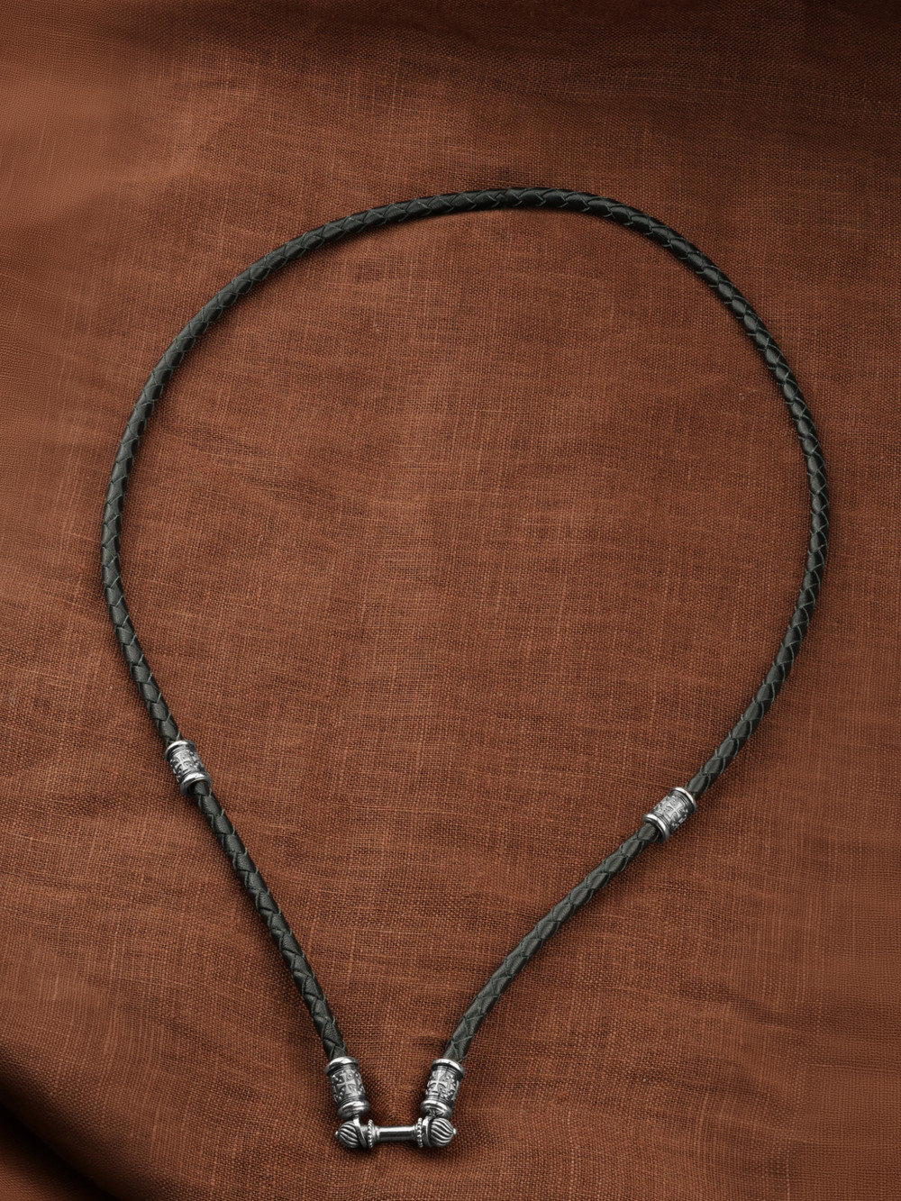 Шнурок кожаный из белого золота c кожаным шнурком