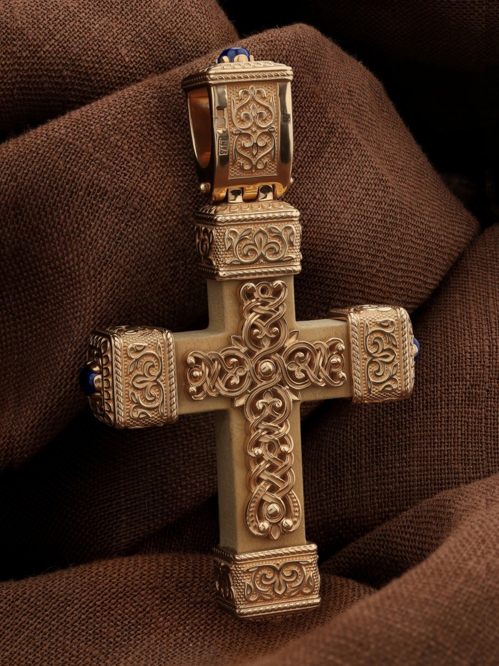 Крест из золота c эмаль , сапфиром и деревом груши