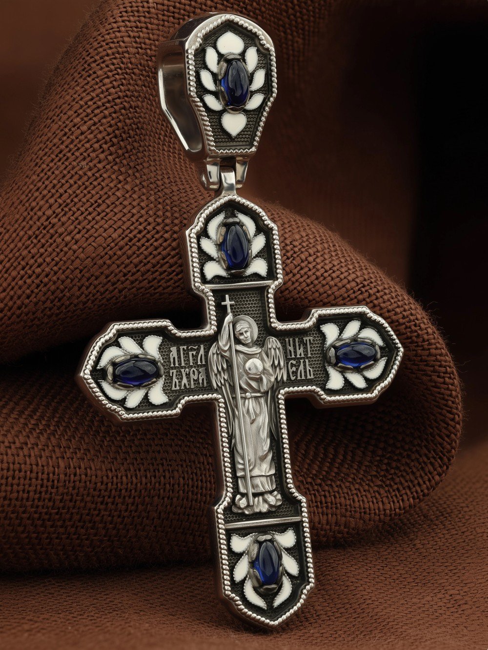 Крест из белого золота c эмаль и сапфиром